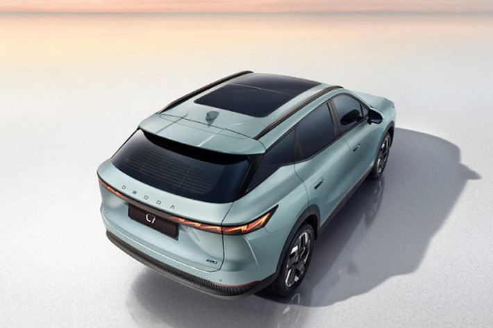 Phiên bản plug-in hybrid (PHEV) là sự tích hợp động cơ điện, cho công suất 255 kW (tương đương 346 mã lực), Xe thực hiện tăng tốc từ 0 lên 100 km/h trong 9 giây, hệ truyền động có hiệu suất cơ học 98%. Bộ pin 18,4 kWh giúp xe đi được quãng đường tối đa 95km ở chế độ thuần điện.