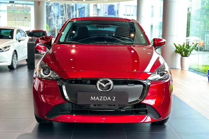 Việc giảm giá đã đưa Mazda2 xuống mức thấp hơn một số mẫu xe hạng A như Hyundai Grand i10 bản 1.2 AT Tiêu chuẩn (giá 405 triệu đồng) hay Toyota Wigo bản G cao cấp nhất (giá 405 triệu đồng).