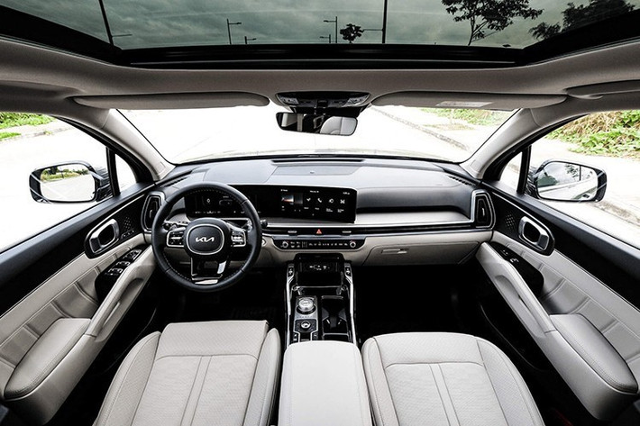 Theo cảm nhận của chúng tôi, KIA Sorento 2025 có một số thay đổi đáng chú ý về ngoại hình, đặc biệt ở đèn pha và mặt ca-lăng, tạo ra một diện mạo hiện đại và sắc sảo. Tuy nhiên, động cơ vẫn giữ nguyên bởi đây chỉ là bản nâng cấp giữa vòng đời.