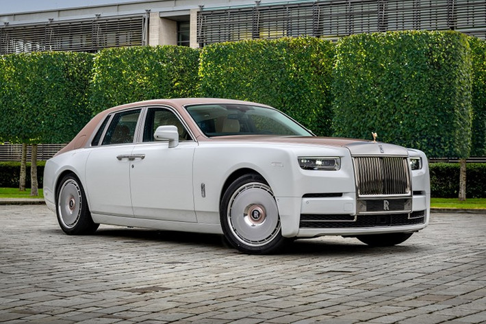 Nguồn cảm hứng cho Rolls-Royce Phantom Dentelle độc bản đến từ một loại vải ren cao cấp dệt bởi khung máy hiếm “Leavers loom” – nổi bật với các cánh hoa ba chiều và họa tiết ngọc trai mềm mại. Sự phức tạp trong cấu trúc và bảng màu nhẹ nhàng của mẫu ren đã trở thành nguồn cảm hứng sáng tạo cho cả thiết kế nội thất lẫn ngoại thất của chiếc xe.