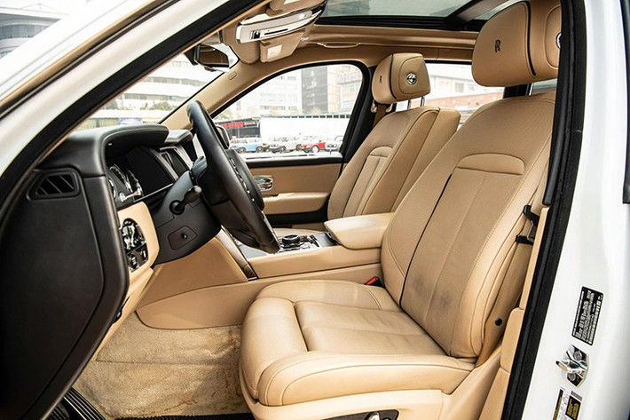 Bên cạnh đó, khách hàng có thể tùy biến khoang lái của chiếc SUV Cullinan theo ý thích của mình như chọn da cho ghế ngồi, gỗ ốp, màu sắc cho nội thất.