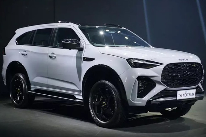 Theo thông tin từ một nhân viên tư vấn bán hàng tại đại lý khu vực phía Nam, mẫu xe SUV Isuzu mu-X 2025 nâng cấp sẽ tiếp tục được nhập khẩu nguyên chiếc từ Thái Lan và có giá bán cao hơn thế hệ hiện tại, dù không được thay đỏi nhiều về thiết kế cũng như công nghệ.