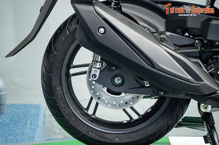 Bộ vành của Honda SH 350i 2025 vẫn giống phiên bản cũ, là loại 6 chấu kép 16 inch đi kèm thông số lốp trước và sau lần lượt là 110/70 và 130/70. Trang bị an toàn nổi bật gồm hệ thống chống bó cứng phanh ABS 2 kênh (trước và sau) và hệ thống kiểm soát lực kéo khi tăng tốc HSTC.