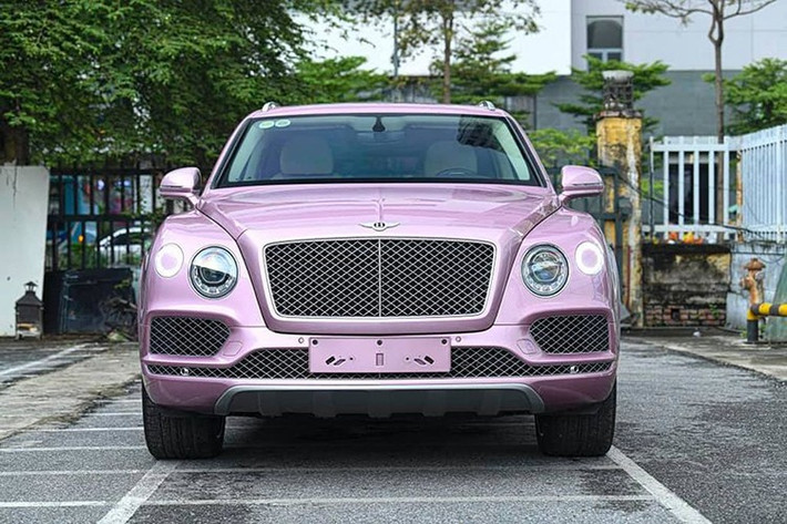 Ra mắt lần đầu tiên tại triển lãm xe Frankfurt vào tháng 9/2015, Bentayga được Bentley tuyên bố là chiếc SUV có tốc độ tối đa cao nhất (301 km/h) cũng như chiếc SUV sản xuất đắt thứ hai của hãng xe Anh quốc.