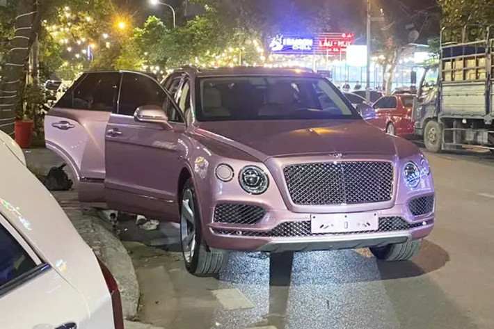 Mới đây, giới mê xe tại Hải Dương đã khá bất ngờ khi bắt gặp một chiếc SUV siêu sang Bentley Bentayga màu sơn Passion Pink đặc biệt, xuất hiện tại phố Tuệ Tĩnh, thành phố Hải Dương. Theo đó, chiếc xe này chưa có biển số nên khiến giới mê xe đặt nghi vấn có phải đại gia nào đó ở đây đã mua về trải nghiệm.