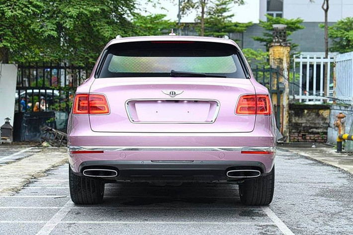 Bên cạnh đó còn có Bentley Bentayga Speed nằm trong danh sách đối đầu với Aston Martin DBX707, Lamborghini Urus Performante 2023 hay mới nhất là xe Ferrari Purosangue.