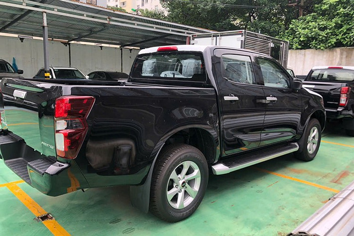 Theo thông tin chúng tôi mới cập nhật, một số đại lý tại Hà Nội đang chào bán xe Isuzu D-Max bản 4x2 AT Prestige sản xuất 2023 với mức giảm 100 triệu đồng so với giá niêm yết cũ.