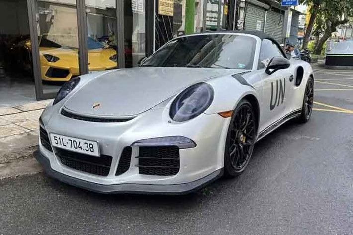 Đáng chú ý, chiếc xe này chỉ mới có chạy 5.000 miles, mới hơn cả các xe 911 992 sau này đởi 2023 hay 2024, thế mới thấy cách chơi xe của "vua cà phê" Đặng lê Nguyên Vũ rất chi là lạ đời. Hiện mức giá xe Porsche 911 Turbo S Cabriolet 2016 này vẫn là ẩn số.