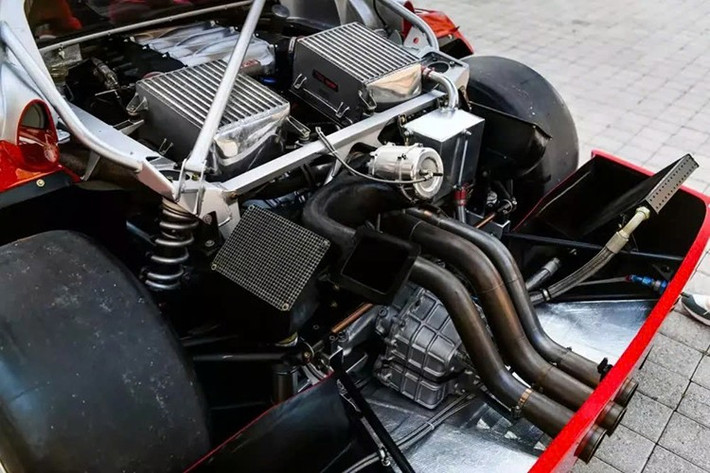 Ngoài ra còn có dây curoa, bugi, lọc nhiên liệu, và được trang bị lốp Michelin Pilot Sport GT Slick S7M mới tinh. Dưới lớp thân vỏ carbon siêu nhẹ là khối động cơ V8 tăng áp kép 2.9 lít quen thuộc, nhưng ở bản LM,