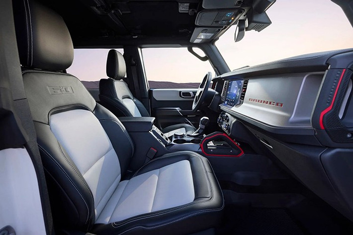 Như mọi chiếc Bronco khác, đội ngũ thiết kế Ford đã ẩn một hoặc hai “trứng phục sinh” cho phiên bản đặc biệt này. Bronco 2026 kỷ niệm 60 năm mang đến phong cách cá nhân đặc trưng và nâng tầm trải nghiệm không gian nội thất cao cấp.