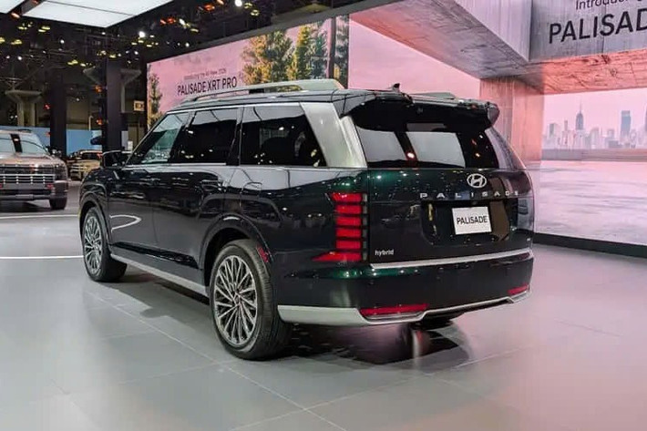 Hyundai Palisade hybrid dành cho thị trường Đông Nam Á vẫn giữ nguyên phong cách thiết kế từng xuất hiện tại Hàn Quốc năm 2024, xe sở hữu ngôn ngữ tạo hình dứt khoát, vuông vức.