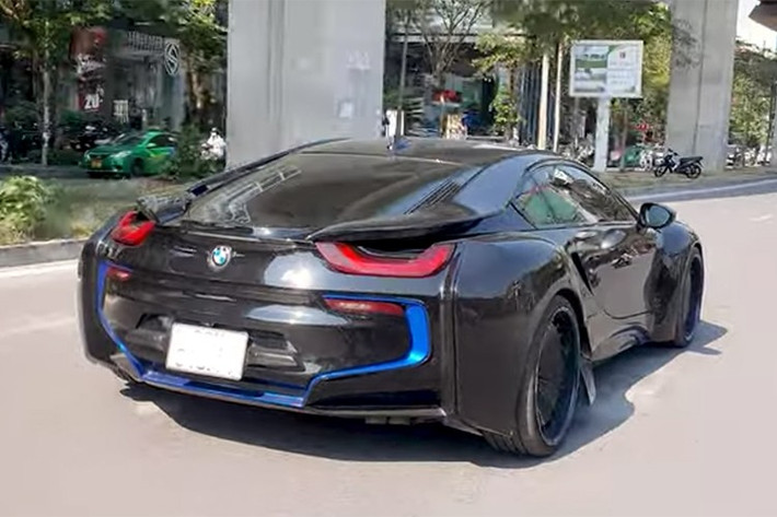 Nhờ hệ truyền động plug-in hybrid mà chiếc siêu xe BMW i8 này có công suất tổng cộng là 357 mã lực và mô-men xoắn cực đại 570 Nm. Xe có thời gian tăng tốc từ vị trí xuất phát lên 100km/h chỉ trong khoảng thời gian 4,4 giây trước khi đạt vận tốc tối đa 250 km/h.