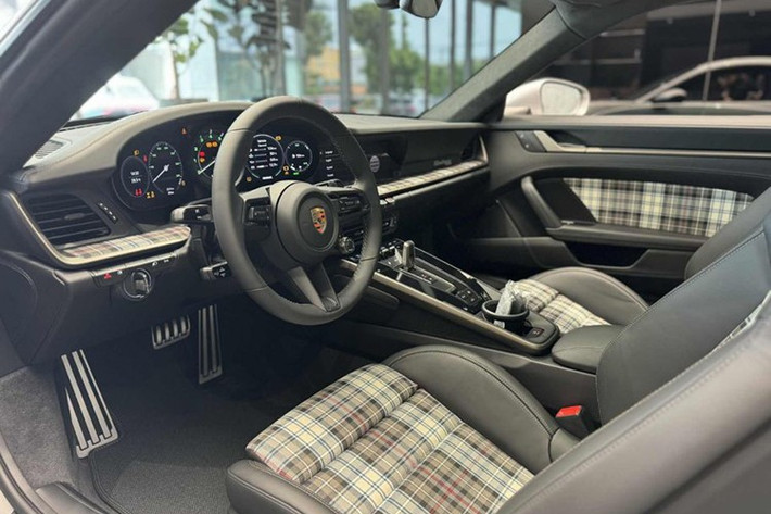 Các chi tiết như logo Porsche trên nắp ca-pô, vô-lăng và la-zăng đều sử dụng phiên bản cổ điển từng xuất hiện trong thập niên 1970. Đặc biệt, nắp động cơ sau có thêm huy hiệu tròn kỷ niệm 50 năm với hai tông màu trắng - vàng.
