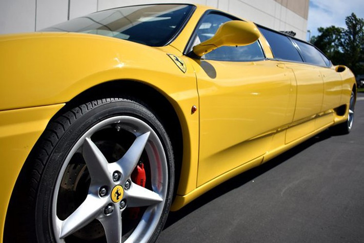 Chiếc Ferrari 360 Modena Limousine màu vàng rực rỡ này hiện đang được rao bán tại San Diego, California, chắc chắn sẽ thu hút mọi ánh nhìn.