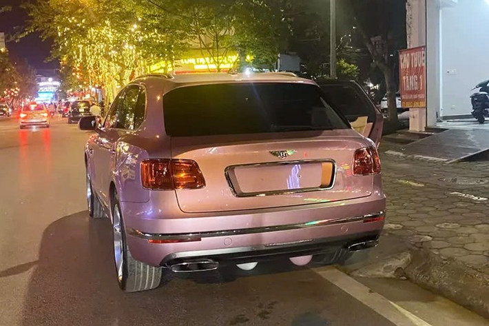 Tại Việt Nam, chỉ có đúng 1 chiếc xe SUV siêu sang Bentley Bentayga mang trên mình màu sơn Passion Pink rất nổi bật, đến phần khung để lắp biển số cũng được hoàn thiện tông màu hồng. Điểm nhấn của xe là nhiều chi tiết mạ crôm, cùng bộ mâm đa chấu phay sơn 2 màu đối lập.