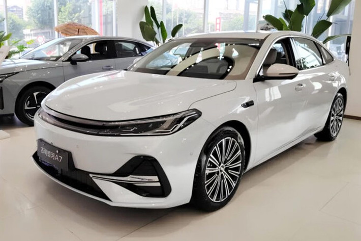 Geely Galaxy A7 lần đầu tiên ra mắt tại thị trường Trung Quốc vào hồi tháng 6/2025. Đến nay, giá bán của mẫu xe này ở thị trường hàng xóm với Việt Nam đã được công bố dao động từ 103.800 - 133.800 Nhân dân tệ (khoảng 363 - 468 triệu đồng). Như vậy, mẫu xe này có giá chỉ tương đương với Hyundai Grand i10 và Kia Morning ở Việt Nam.