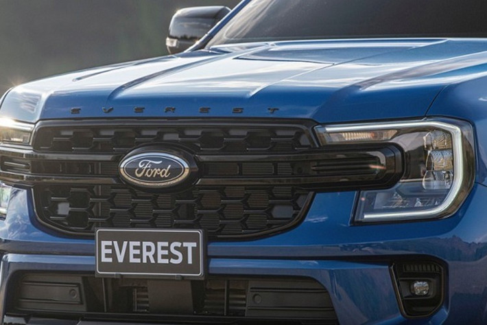 Ngoại hình của Everest Sport Bi-Turbo mang đậm phong cách thể thao nhờ các chi tiết sơn đen bóng, bộ mâm hợp kim đen và gói Touring Pack trang bị tiêu chuẩn. Gói này bao gồm camera 360 độ, móc kéo và thanh kéo...