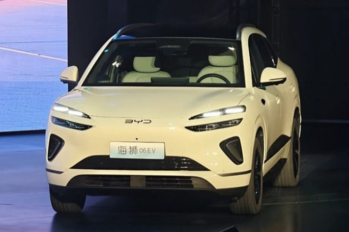 Dù sở hữu hai hệ truyền động khác nhau, Sealion 06 EV và Sealion 06 DM-i (PHEV) đều có chung ngôn ngữ thiết kế năng động của dòng Ocean. Xe gây ấn tượng với mặt trước kín tối ưu khí động học, cụm đèn pha hai tầng sắc sảo.