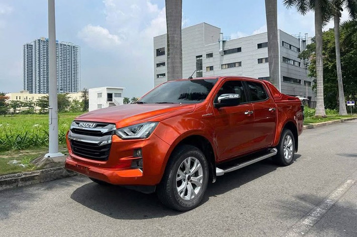 Năm 2023 đã qua được hơn 1 năm nhưng vẫn còn những chiếc xe sản xuất vào thời điểm này nằm tồn kho tại đại lý. Mẫu xe bán tải Isuzu D-Max chính là một trong số đó. Để giải phóng hàng tồn, đại lý tất nhiên phải tung ra chương trình giảm giá sâu.