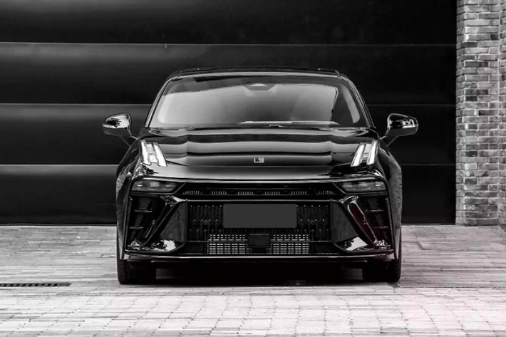 Sự xuất hiện của Lynk & Co 03 bản phổ thông tại Việt Nam hứa hẹn làm nóng phân khúc sedan hạng C vốn đang sôi động với nhiều lựa chọn từ Nhật, Hàn và Trung Quốc. Khi bán tại Việt Nam, mẫu xe này sẽ cạnh tranh với Honda Cvic ở phân khúc sedan cỡ C.