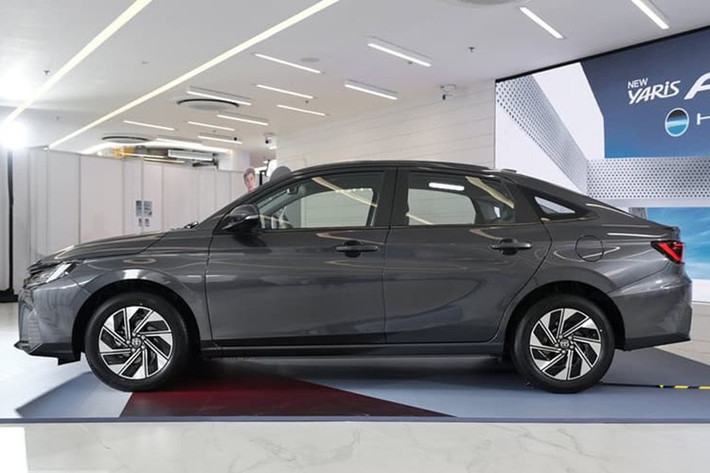 Về thiết kế, Yaris ATIV HEV mang phong cách trẻ trung, hiện đại với cụm đèn LED sắc sảo ở cả trước và sau, đèn định vị ban ngày và các chi tiết ốp đen bóng tạo điểm nhấn thể thao. Riêng phiên bản GR SPORT có thêm gói bodykit, mui sơn đen...