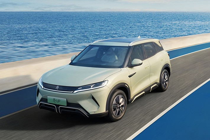 BYD chuẩn bị tung ra thêm một lựa chọn mới cho thị trường Việt Nam - chiếc SUV điện cỡ B mang tên Atto 2. Nhiều đại lý đã bắt đầu nhận đặt cọc, trong khi thời điểm ra mắt được dự kiến vào quý III năm nay.