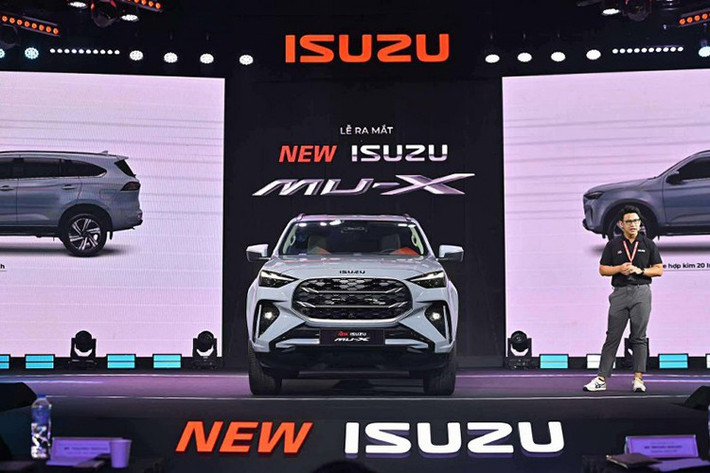 Isuzu mu-X Vị trí thứ 5 thuộc về Isuzu mu-X. Mẫu SUV hạng trung này đạt doanh số 23 chiếc, giảm 28%. Có vẻ như phiên bản mới, ra mắt tại Việt Nam vào hồi tháng 6/2025, cũng không thể cứu vãn được doanh số của mẫu xe này. Một phần nguyên nhân khiến Isuzu mu-X kén khách ở Việt Nam là do thiết kế kém hấp dẫn và phương thức truyền thông, quảng bá chưa hiệu quả.