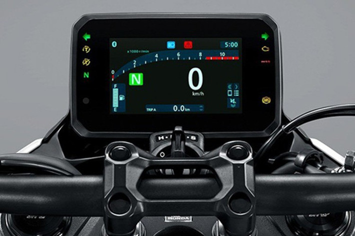 Tính năng ứng dụng Honda RoadSync này trên Hornet 500 2025 cho phép sử dụng bản đồ dẫn đường, nghe nhạc, gọi điện và các tiện ích khác trong quá trình di chuyển.