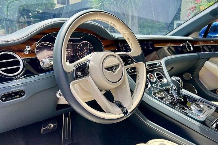 Nội thất của Bentley Continental GT First Edition 2018 có nhiều chi tiết được khâu hình quả trám và chỉ khâu tương phản. Bentley cung cấp đến 4 loại gỗ ốp cho nội thất của Continental GT First Edition 2018 như Dark Stained Madrona, Dark Fiddleback Eucalyptus, Tamo Ash và Liquid Amber.