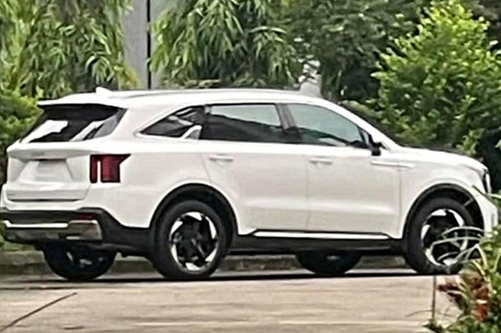 Tuy nhiên, phần đầu xe được thiết kế mới với lưới tản nhiệt mở rộng hơn và dải đèn pha LED xếp dọc tương tự Kia Carnival. Đèn LED ban ngày cũng được làm mới. Cụm đèn hậu phía sau được bổ sung dải LED hình chữ L, lấy cảm hứng từ mẫu Kia EV9.