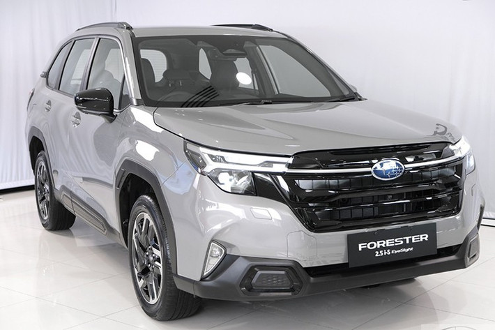 So với thế hệ trước, Subaru Forester 2026 mới dài hơn 30 mm và rộng hơn 15 mm, trong khi chiều cao và trục cơ sở giữ nguyên. Xe đạt kích thước tổng thể 4.655 x 1.830 x 1.730 mm, trục cơ sở 2.670 mm và khoảng sáng gầm 220 mm, cho khả năng vận hành linh hoạt trên nhiều địa hình.