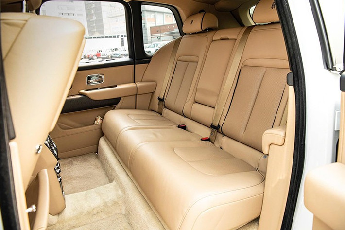 Rolls-Royce Cullinan đi kèm cốp sau cực rộng, cửa cốp được chỉnh điện bằng một nút bấm trên chìa khóa thông minh. Thể tích khoang chứa hành lý là 560 lít hoặc 1.930 lít nếu gập hàng ghế sau xuống.
