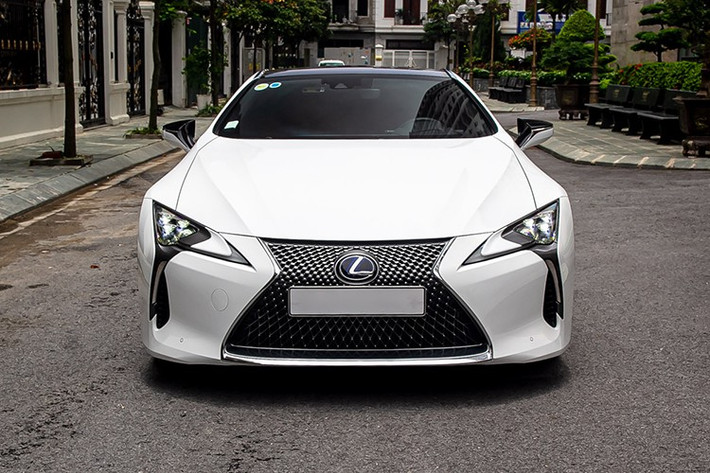 Lexus LC là 1 chiếc coupe hạng sang nhưng thiết kế rất tương lai, nó được xem như là hậu duệ của dòngx e đình đám LFA, tuy nhiên về mặt công suất, giá cả thì rẻ hơn rất nhiều, điều này đã giúp cho xe được các đại gia trên thế giới đón nhận, trong đó có gần 6 xe về Việt Nam.