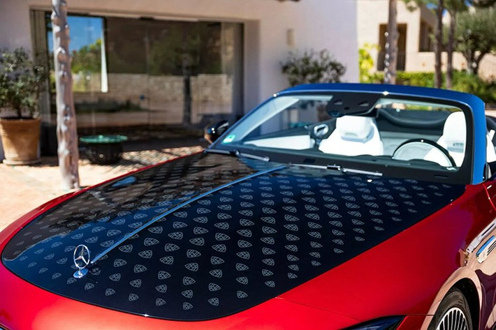 Nội thất có cách tiếp cận tương tự để giúp phân biệt Mercedes-Maybach SL với các SL khác. Mặc dù kiến trúc bảng điều khiển cơ bản và màn hình cảm ứng dọc giống nhau, nhưng màn hình hiển thị phương tiện và cụm đồng hồ kỹ thuật số có hình ảnh động và đồ họa khởi động đặc trưng của Maybach và vô lăng, ghế ngồi, bảng điều khiển phía dưới và tấm ốp cửa đều được bọc da nappa trắng như pha lê.