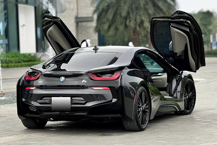 BMW i8 giờ có đáng chơi không, vâng thiết kế này đến nay vẫn không lỗi thời, nhất là bộ cửa cánh bướm cùng thiết kế rất tương lai của xe, cái đáng sợ là bạn phải kiểm tra cẩn thận, nhất là pin xe có còn tốt hay không, nếu không, cần thương lượng người bán để thay mới.