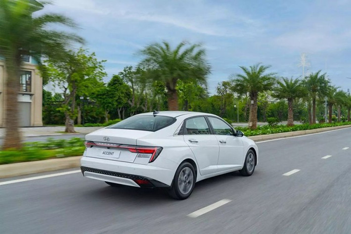 Hyundai Accent tại Việt Nam hiện có giá bán từ 439 - 569 triệu đồng, nằm trong tầm tay với của nhiều khách hàng Việt Nam. Bên cạnh đó, xe còn sở hữu thiết kế mới mẻ, trang bị tiện nghi và an toàn phong phú hơn. Điểm nhấn của mẫu sedan hạng B này là các tính năng an toàn chủ động ADAS mới.