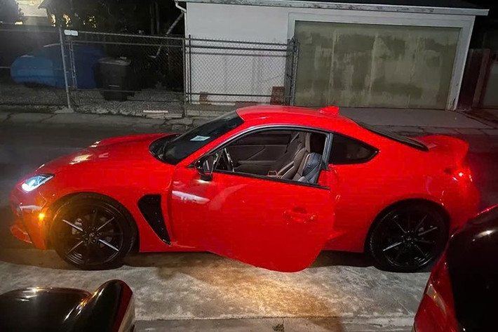 Hiện trong garage của doanh nhân Quốc Cường có sự góp mặt của nhiều mẫu xe đình đám như Ferrari SF90 Stradale, Porsche 911 Sport Classic, Bentley Continental GT V8 Legendary Edition, Range Rover SE, Mercedes-Maybach S 450…
