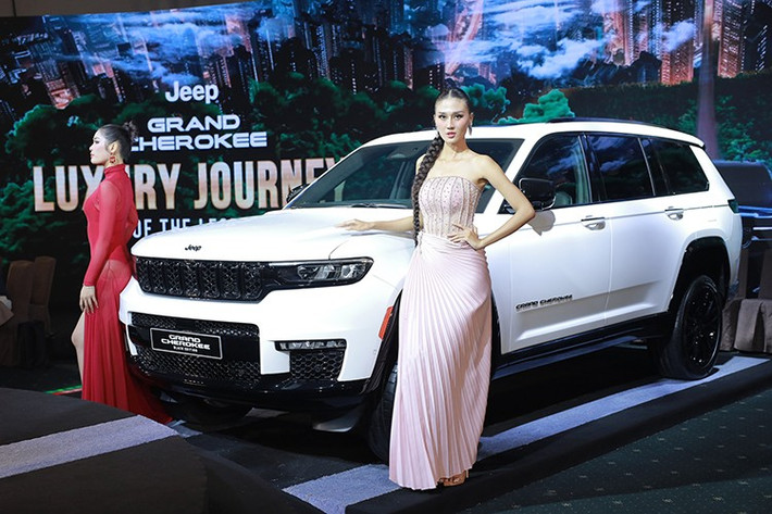 Grand Cherokee giảm 2,268 – 2,6 tỷ đồng, đưa giá xuống 3,43 – 4,288 tỷ đồng. Đây là mẫu SUV 7 chỗ, động cơ Pentastar V6 3.6L (293 mã lực, 353 Nm), có khả năng off-road nhờ hệ dẫn động 4 bánh.