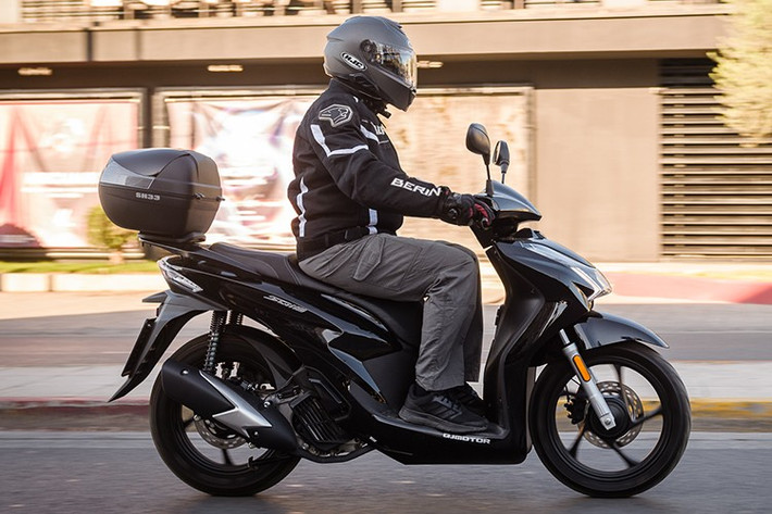 Dù QJMotor đã có liên kết với hãng xe Ý Benelli và đầu tư mạnh tay vào dây chuyền sản xuất, nhưng việc SQ16 vay mượn gần như toàn bộ ngôn ngữ thiết kế của SH khiến người tiêu dùng khó đặt niềm tin.