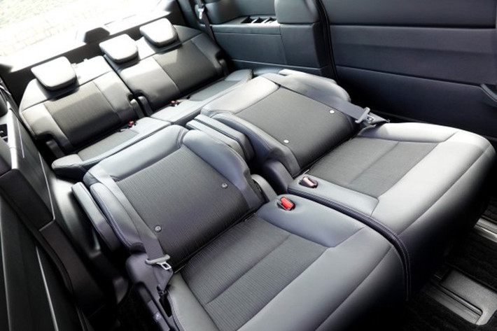 Cuối cùng là hệ thống an toàn chủ động Honda Sensing tiêu chuẩn, bao gồm những tính năng như hệ thống kiểm soát hành trình thích ứng, phanh giảm thiểu va chạm, đèn pha tự động, hỗ trợ lái xe khi tắc đường, tính năng ngăn đạp nhầm chân ga, hỗ trợ đánh lái tránh người đi bộ...