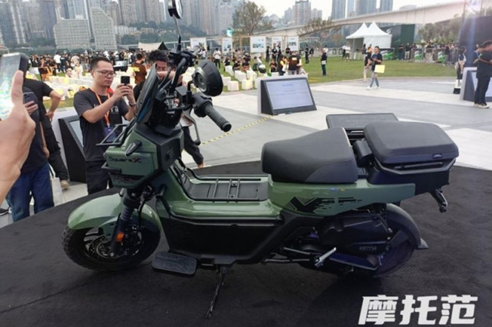 Về công nghệ, Honda Square X125 được trang bị đầy đủ các tính năng hiện đại không kém gì các dòng xe phân khối lớn. Xe sử dụng màn hình kỹ thuật số toàn phần với thiết kế đẹp mắt, hệ thống chìa khóa thông minh, cổng sạc USB tiện dụng, cùng hệ thống phanh đĩa trước – sau tích hợp ABS kênh đôi, tăng độ an toàn khi vận hành.