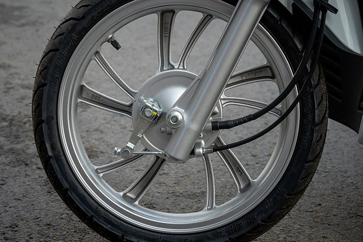 Xe ga SYM Shark 50cc 2025 sử dụng bộ vành đúc 5 chấu kép kích thức 14 inch, đi kèm với đó là cặp lốp không săm kích thước trước sau lần lượt là 70/90-14 và 80/90-14. Các trang bị an toàn cũng khá cơ bản với phanh tang trống cho cả phía trước và sau, giảm xóc ống lồng trước và giảm xóc lò xo phía sau.
