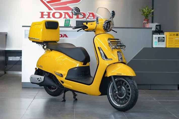 Mẫu xe tay ga Honda NS150LA 2025 mới ra mắt tại Trung Quốc có thiết kế thanh lịch, các đường nét mượt mà, cùng hơi hướng cổ điển. Xe có giá bán 15.980 nhân dân tệ (tương đương khoảng 58 triệu đồng).