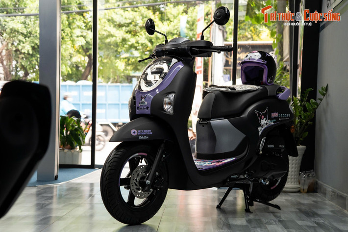Honda Scoopy Kuromi về Việt Nam là cái tên mới nhất được Honda Thái Lan giới thiệu tại Triển lãm ô tô quốc tế Bangkok 2025 diễn ra vào cuối tháng 3 vừa qua. Sản phẩm này nhằm kỷ niệm 20 năm ngày ra đời của nhân vật Kuromi.