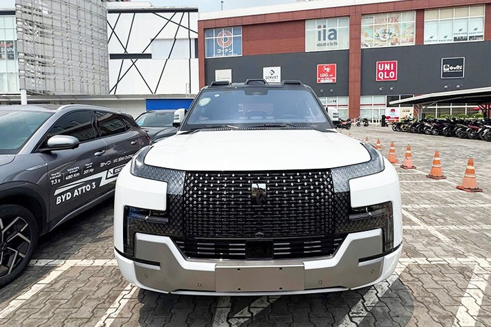 Xe gây ấn tượng mạnh với hệ thống dẫn động e⁴ platform – gồm bốn động cơ điện độc lập, mỗi bánh xe một động cơ cho tổng công suất lên đến 880 kW (tương đương 1.180 mã lực). 