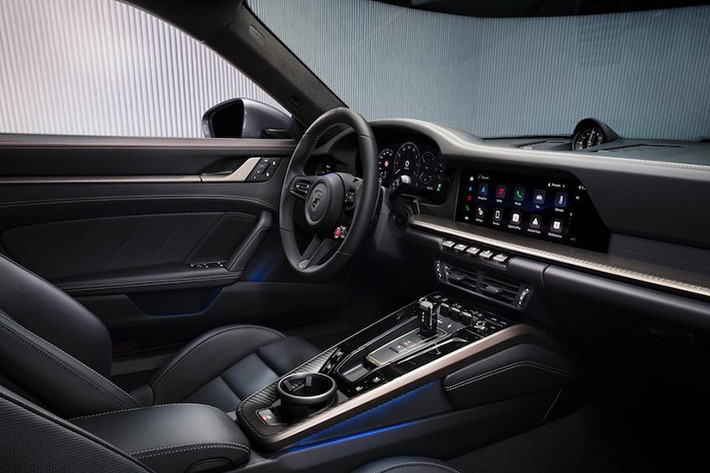 Ghế thể thao "Sports Seats Plus" chỉnh điện 18 hướng với chức năng nhớ vị trí và dòng chữ "Turbo S" trên tựa đầu là trang bị tiêu chuẩn. Porsche cho biết họa tiết dập nổi đặc trưng của Turbo S trên bề mặt ghế và ốp cửa là sự tái hiện các đường nét thiết kế của chiếc 911 Turbo 930 đầu tiên.