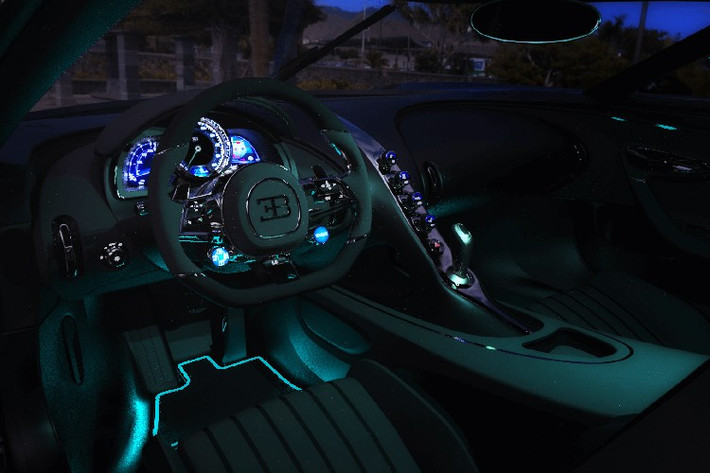 Đặc biệt, cả hai cản trước/sau của Bugatti La Voiture Noire đều được tích hợp vào phần thân trong khi thiết kế cửa sổ lấy cảm hứng từ kính chắn gió của mũ bảo hiểm. Bản thân kính chắn gió trước của xe dường như cũng nối với cửa sổ bên sườn, tạo thành một dòng chảy mượt mà.
