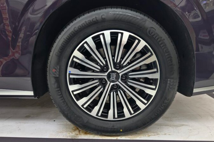 BYD M9 vẫn sử dụng chung nền tảng khung gầm với Xia. Xe sở hữu kích thước dài x rộng x cao lần lượt 5.145 x 1.970 x 1.805 mm và chiều dài cơ sở 3.045 mm. So với Xia dành cho thị trường Trung Quốc, BYD M9 đã được tinh chỉnh thiết kế nhằm phù hợp với khách hàng quốc tế.