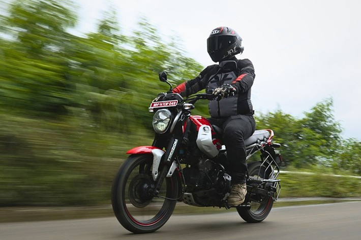 Bajaj Freedom 125 được ra mắt lần đầu vào tháng 7/2024. Tại thị trường Ấn Độ, dòng xe này có giá niêm yết dao động chỉ từ 90.272 INR đến 1.10 lakh INR (27,4-33,4 triệu đồng).