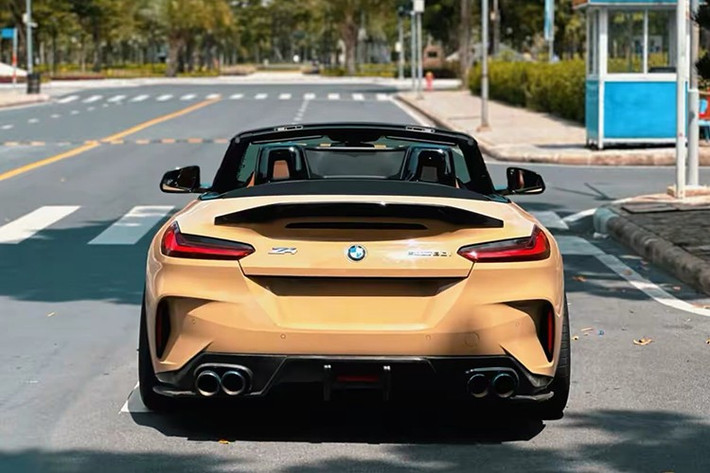 Chiếc xe thể thao mui trần BMW Z4 thế hệ thứ 6 được phân phối chính hãng chỉ có bản sDrive30i Msport nên xe được trang bị khối động cơ 2.0 lít, sản sinh công suất tối đa 255 mã lực và mô-men xoắn cực đại 400 Nm.